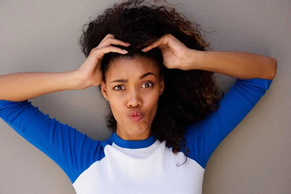 A black woman with fragile hair and thin edges used a deep-conditioning hair mask to moisturize her dry hair.