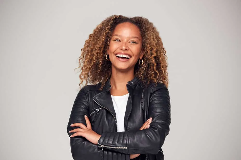 Smiling female wearing a root lifting wavy hairstyle.