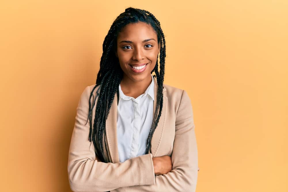 Chica negra con una chaqueta de algodón de mezcla natural con una camisa de vestir blanca