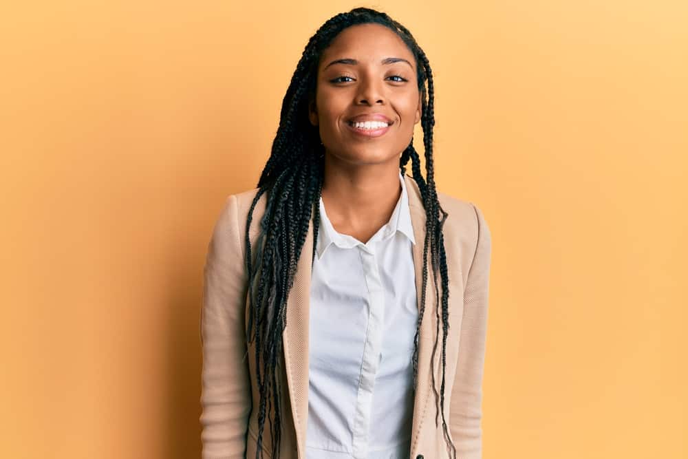  Femme afro-américaine aux boucles crépues portant de longues tresses 