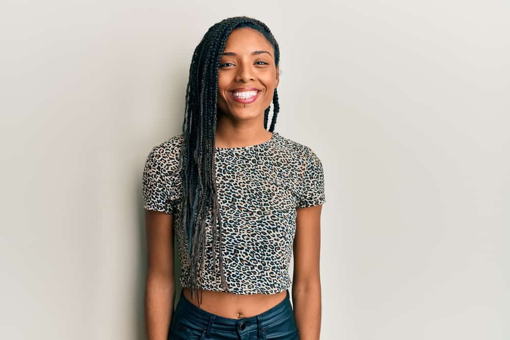  Linda chica negra con cabello corto con trenzas de hilo tejidas en su propio cabello