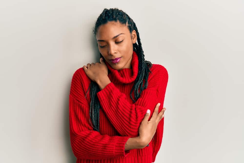  Jolie fille noire avec des tresses pour retenir l'humidité portant des vêtements d'hiver décontractés 