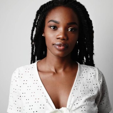 African American woman wearing box braids