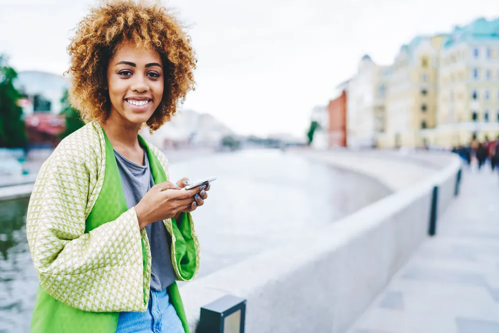 African American woman with 4C natural hair bleached with Splat bleach.