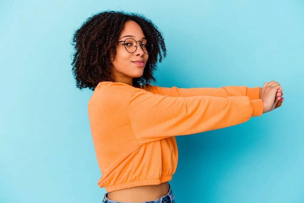 Black girl with kinky dandruff-free hair in a wash n go hairdo created by applying sea moss gel and picking it out.