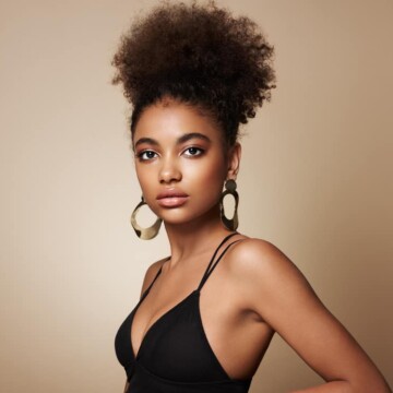 African American female with a dark brown hair color that uses baking soda and hair bleach to lighten her hair.