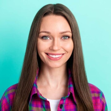 A millennial female with frizzy hair on a 1C straight hair type styled with natural oils and a moisturizing hair mask.