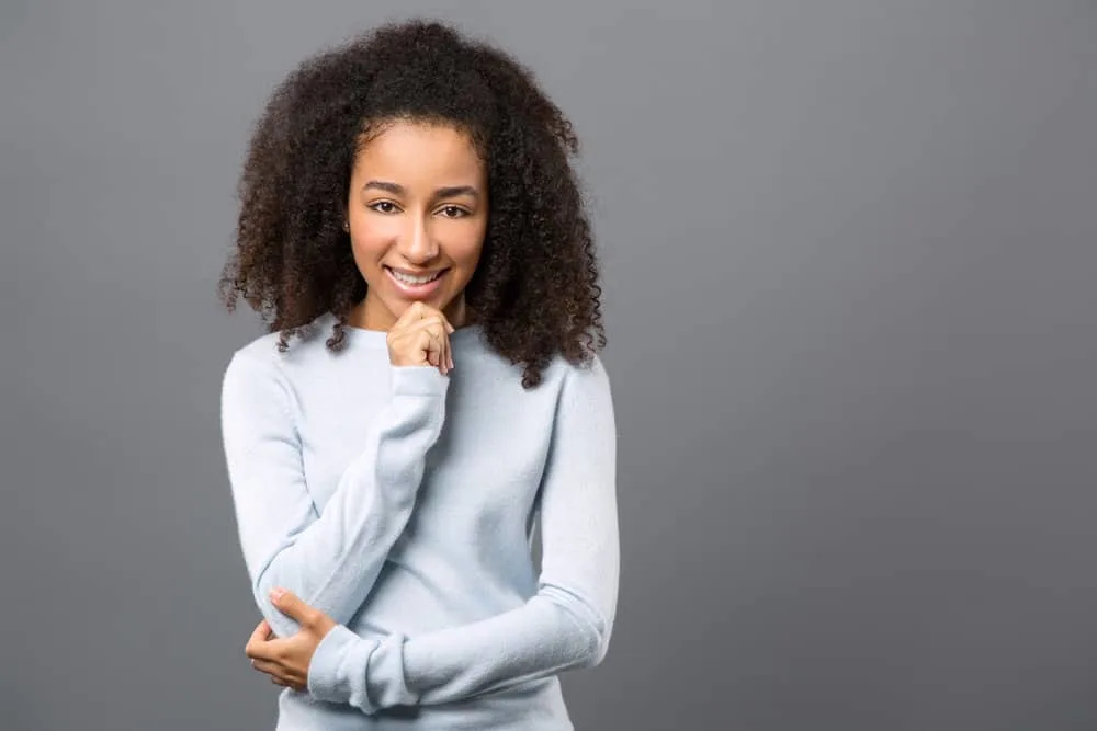 A lady experienced mild symptoms without further irritation after dyeing her dark brown curly hair.