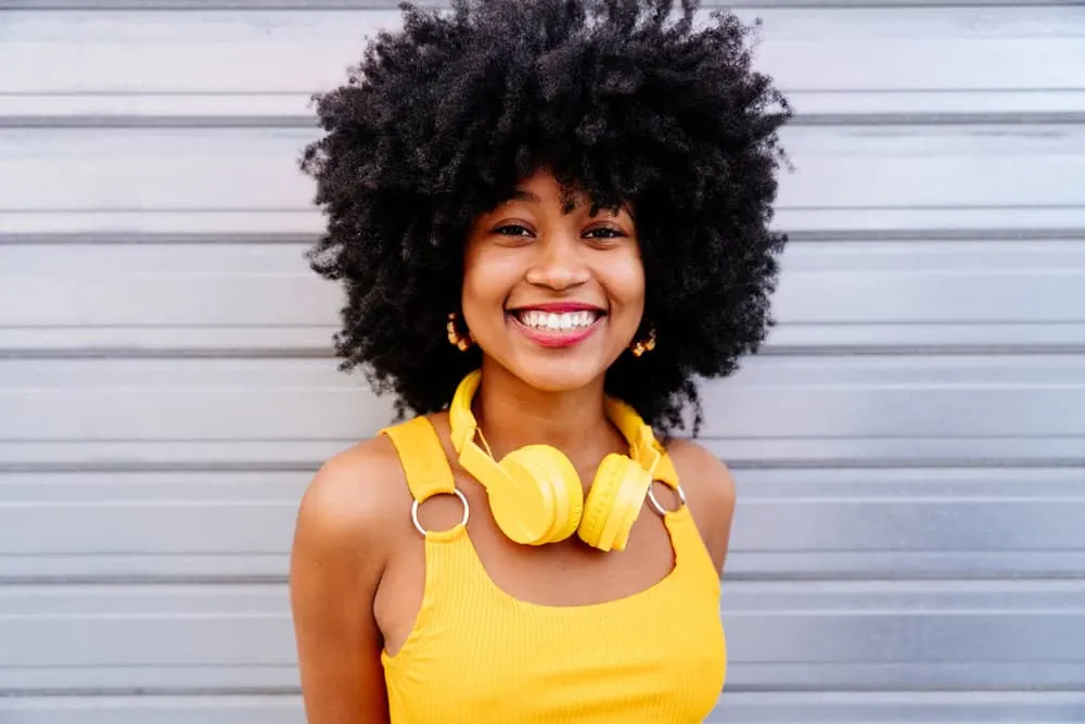 A young woman with natural curls grew out her chemically-treated hair using baby shampoo and hair cosmetics. 